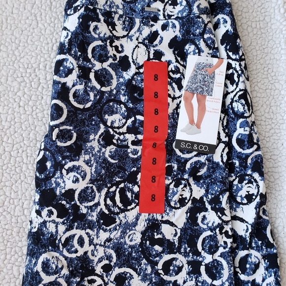S.C. & Co. Skirt w/ shorts underneath. Size 8 - Picture 2 of 5